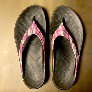 Oofos Women’s OOlala luxe sandal in limited edition purple camo